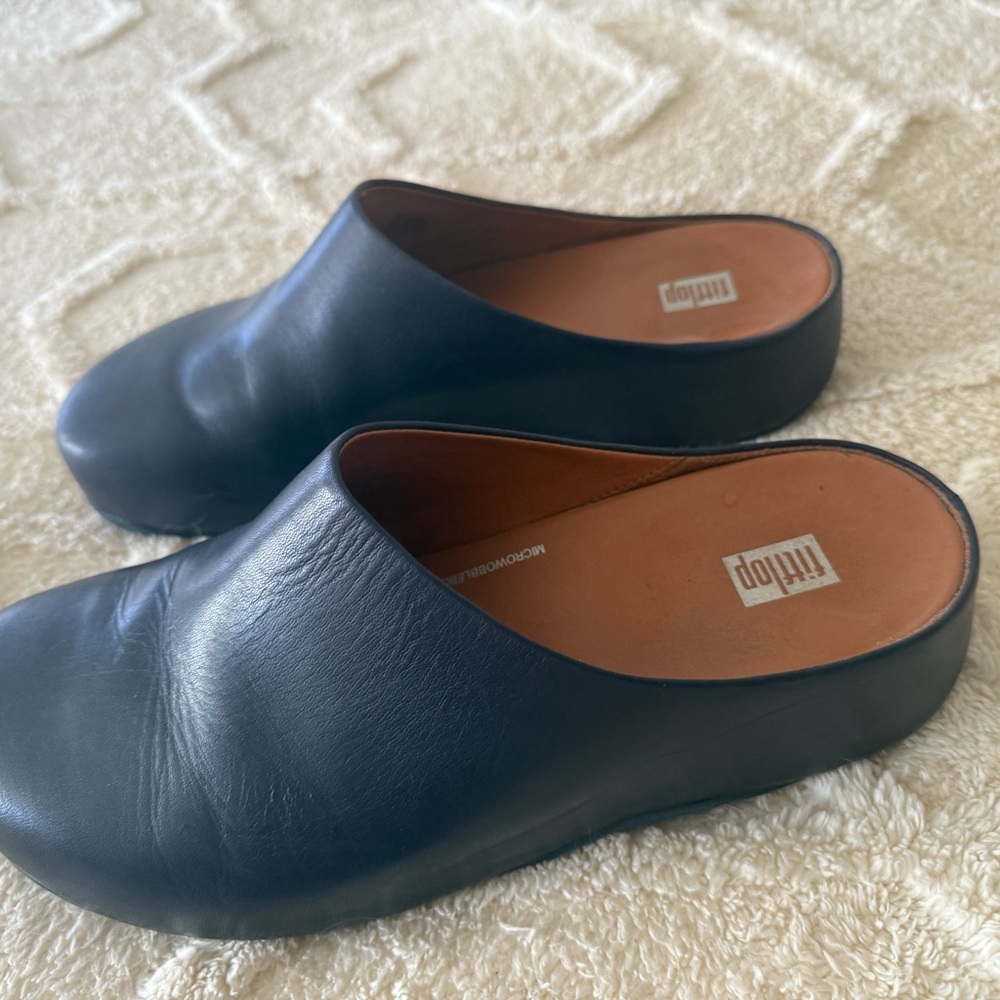 FitFlop Black Leather Clogs